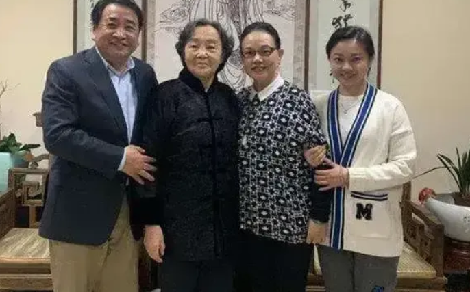 姜昆|姜昆独生女儿姜珊今年43岁了，长相完全复制粘贴