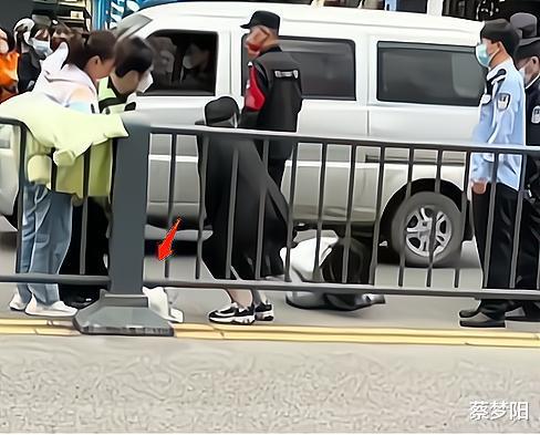 女子摊在地上撕心裂肺地喊叫,让人看了心痛,知情人:她孩子没了