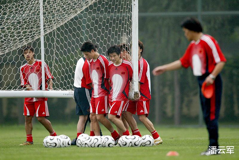 琼斯|贝尼特斯：中国球员一大半只知道自己踢球，而不知道为什么要在一起踢球！