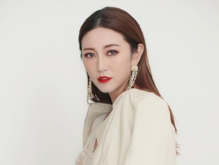 吴浩康|38岁男星奉子成婚！与小3岁女友恋爱才半年，求婚跪地送花太浪漫