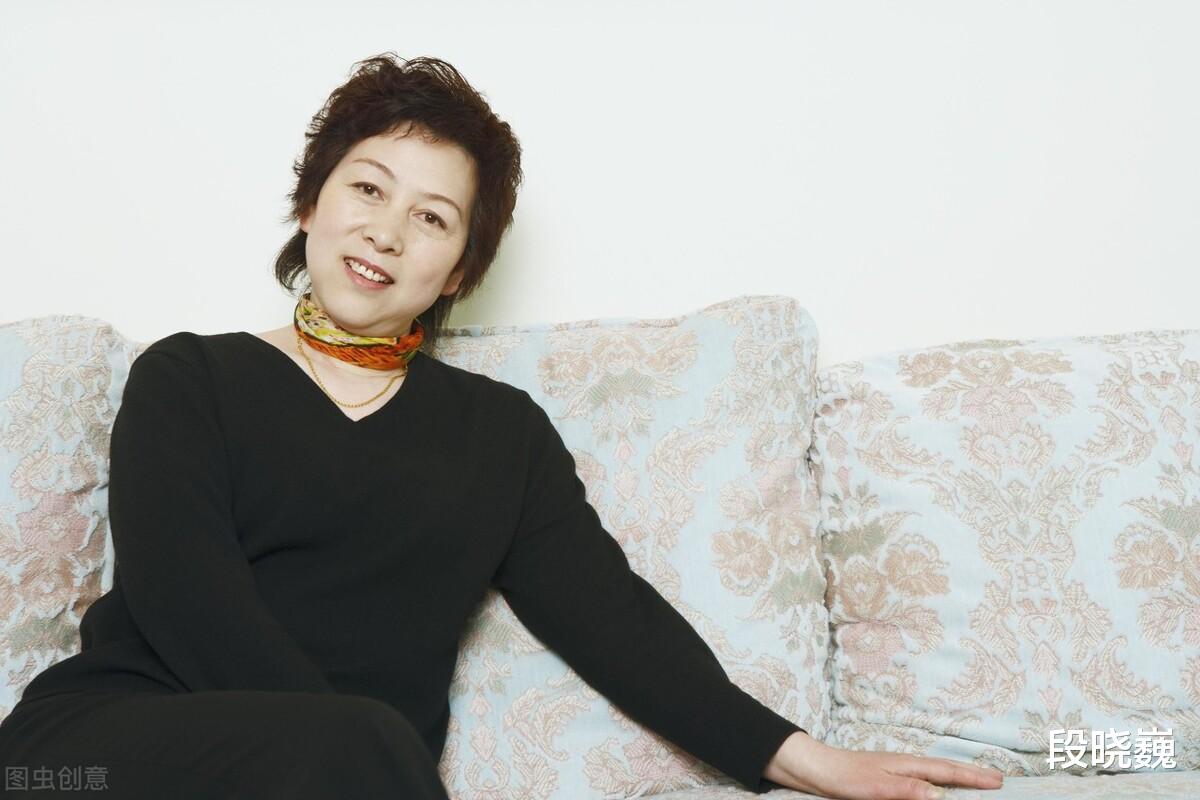 62岁大妈雇佣男保姆后,大妈:既不用生气,还可以生活舒坦,一举两得!