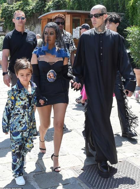 金·卡戴珊|41岁金卡戴珊光脚太抢眼,8岁女儿太像侃爷