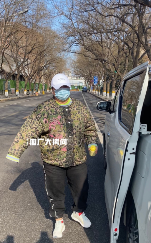 贾玲|贾玲亮相第三次春晚联排,穿豹纹棉服精神足,口罩包不住脸显富态