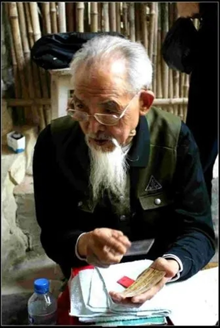 2014年,四川一还俗僧人当街砍死算命先生,凶手:他算得太准了