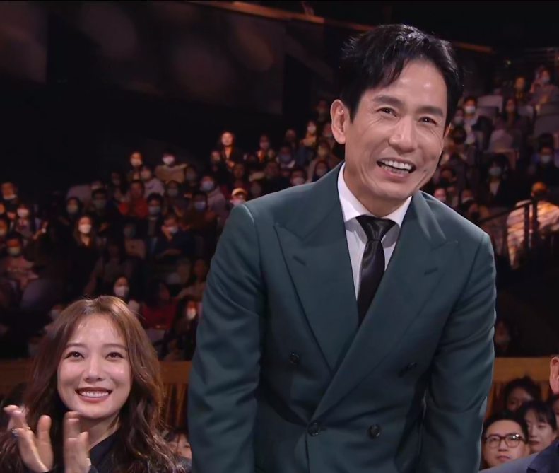 谭松韵|看众星金鹰奖颁奖礼造型：42岁殷桃黑裙显身材，谭松韵波点裙清新