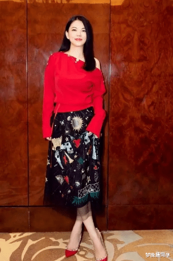 李湘|李湘瘦了下太惊艳，穿印花衬衫配半身裙高贵优雅，美出新高度
