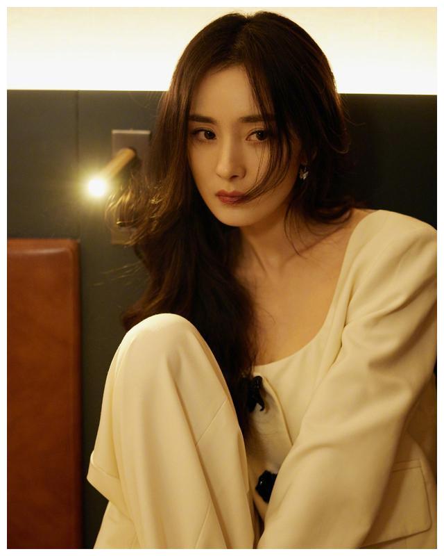 杨幂|杨幂的豪宅火了,庭院的花草蔬菜太抢眼,堪称娱乐圈的一股清流