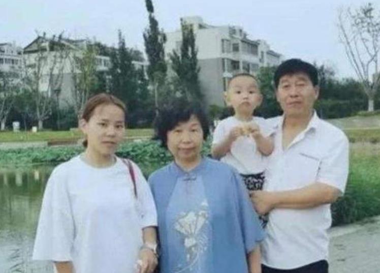 带货|口齿伶俐！田静女儿悦悦模拟妈妈直播带货，介绍商品时大方得体