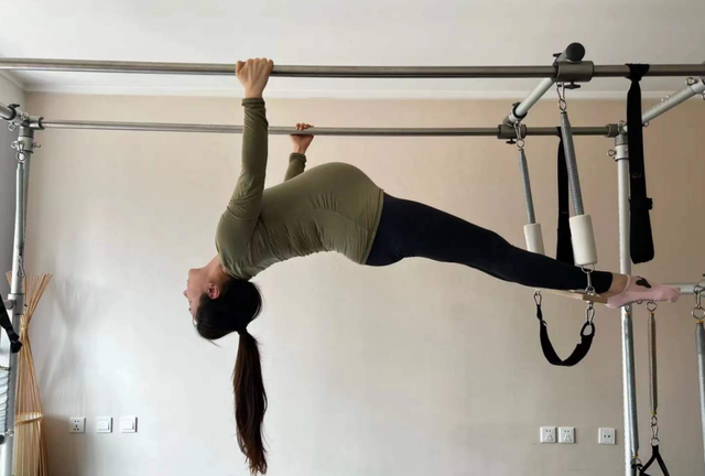 孕期|宋丹丹儿媳怀孕肚健身!高空劈叉双腿超细,挺大肚后仰十分危险