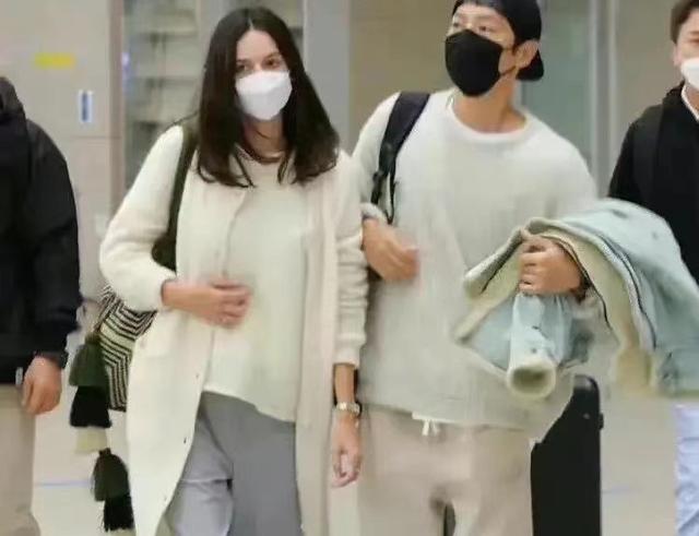 穿衣搭配|宋仲基大一岁的妻子身材真火辣！婚前穿搭超性感，婚后却变小女生