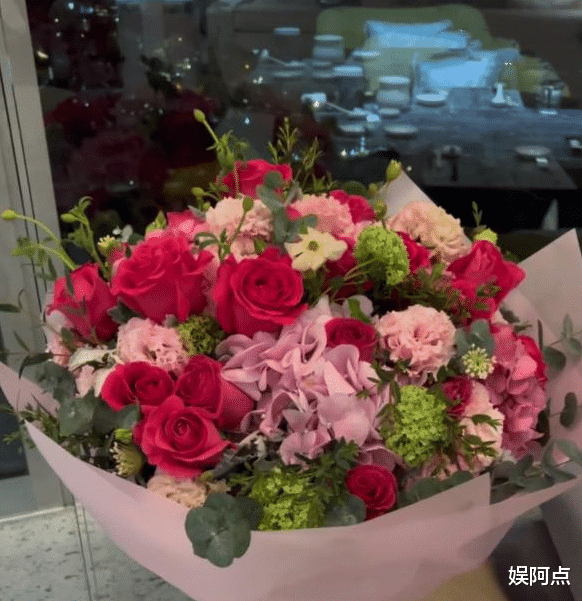 李嘉欣|李嘉欣霸气拉黑26名网暴者，晒出鲜花心情大好，疑已回家静养