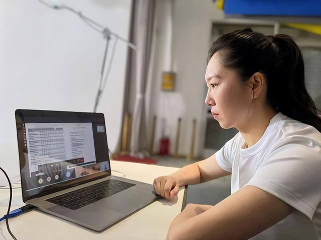 辽宁男篮|34岁李晓霞正式走马上任！新马尾造型显年轻，越来越有女人味