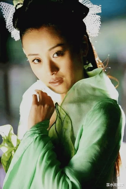 景甜|同样头顶“网兜”,贾静雯经典、邓萃雯毁形象,刘诗诗景甜太累赘