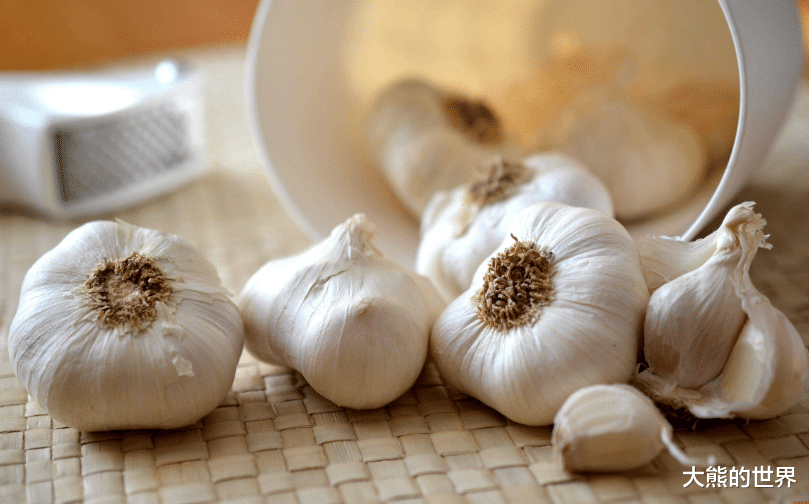 过年储存大蒜,塞进冰箱就错了,教你两个妙招,放3个月都不会坏