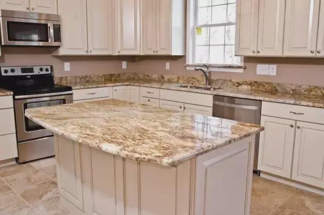 厨房台面你家一般选哪种？千万别选这种，用不到几年就要换！