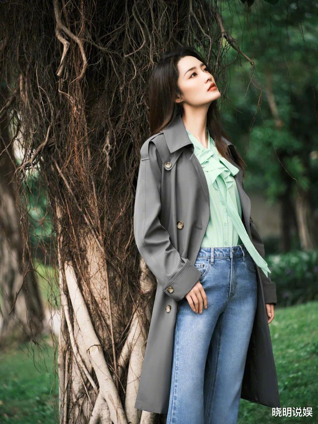 李沁|时尚女星李沁灰色风衣搭配绿色荷叶边衬衫，简约造型利落不失精致
