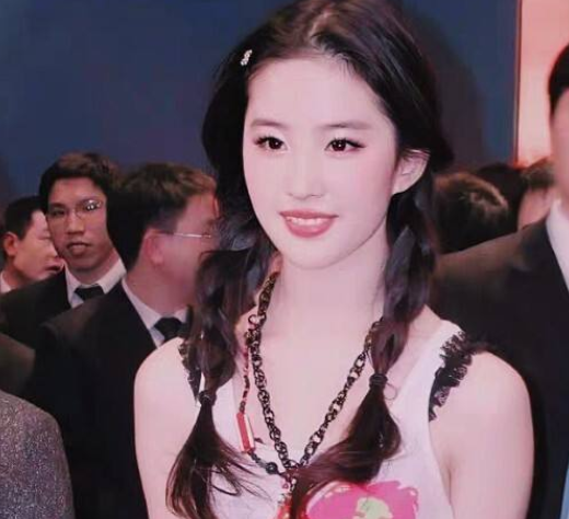 易烊千玺|“神仙姐姐”刘亦菲曝近况，现身乡下骑自行车，路边喝咖啡太惬意