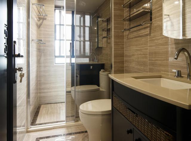 卫生间装木门还是金属门？选哪种金属？要不要装玻璃？