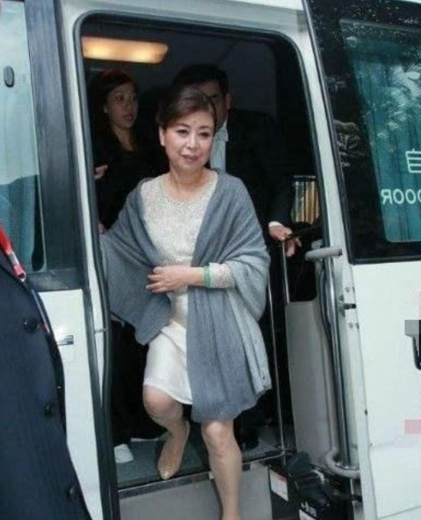 贾静雯|郭晶晶妈妈罕见露脸，现身香港参加孙子表演，一家人的颜值都好高