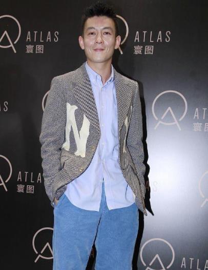 陈冠希|陈冠希活动近照流出，西装配牛仔裤依然痞帅，但脸上皱纹很显憔悴