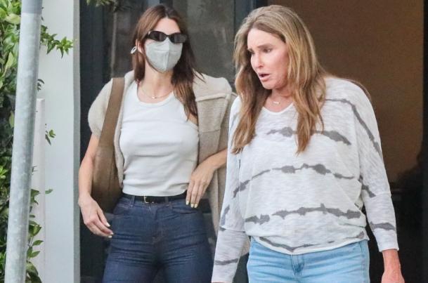 肯达尔·詹娜|肯达尔詹娜与父亲久违同框，和变姓老爸一起上街，72岁太有女人味