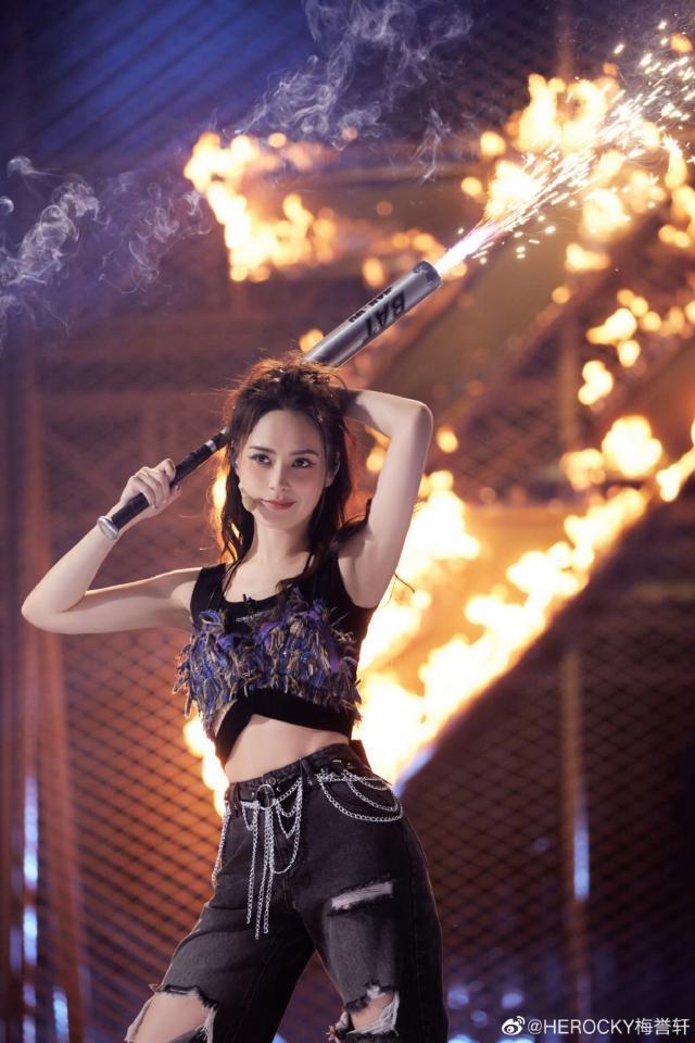 阿娇 《浪姐》后钟欣桐瘦身20斤，颜值回春惊为天人，网友：女娲的作品