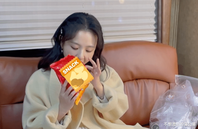 谭咏麟|29岁吴倩晒剧组日常，尖下巴明显、脸上没有一点肉，越来越不像她了