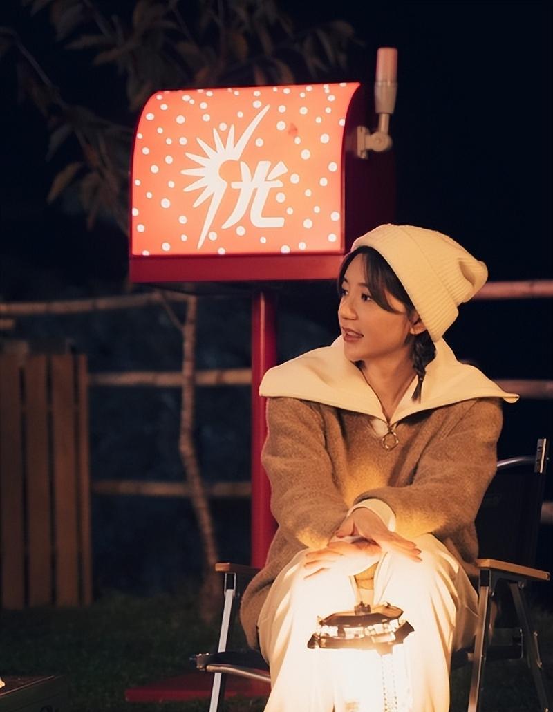 林心如|林心如露营真人秀，女艺人们砍柴生火做饭，被赞接地气