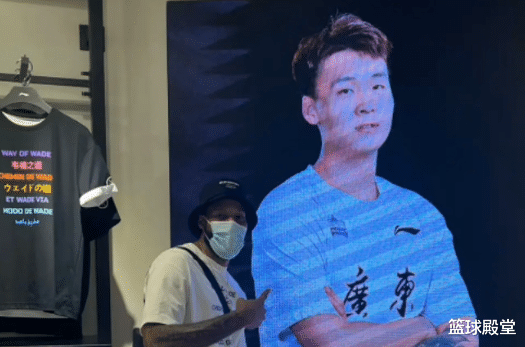 皇家马德里|威姆斯即将回国！等核酸结果+与赵睿海报合影，球迷：讲不出再见
