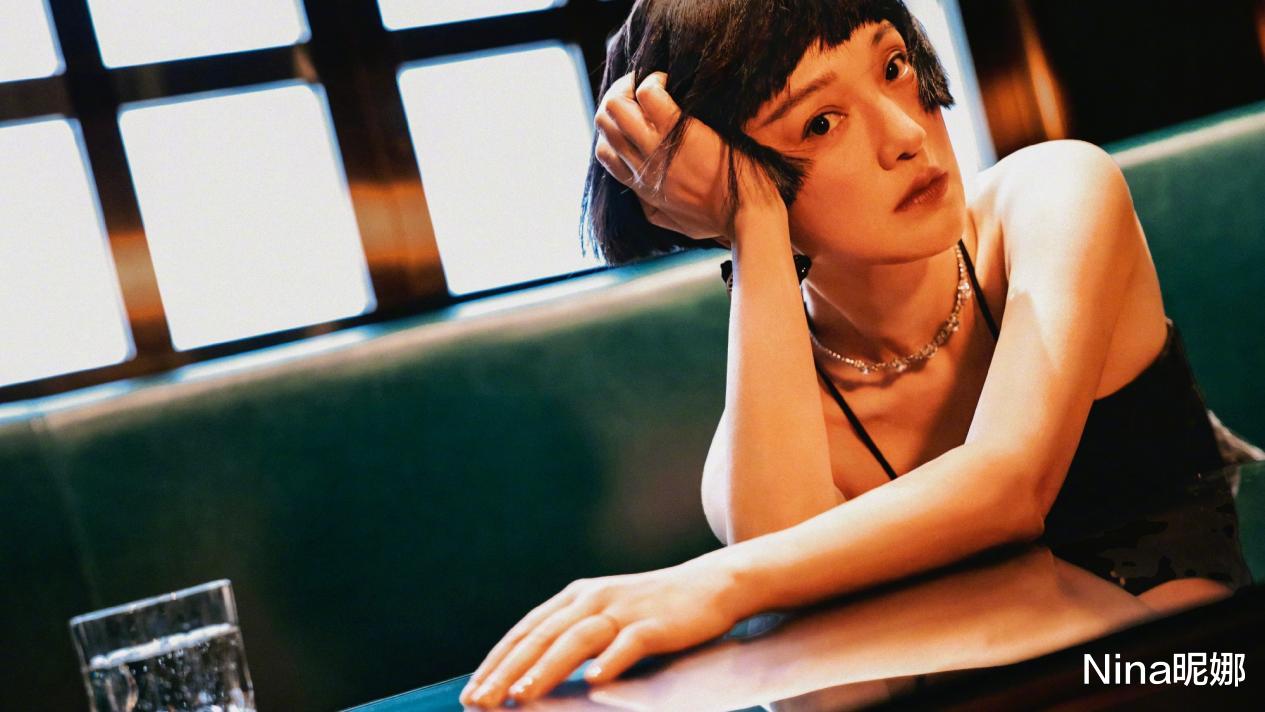 刘亦菲|如懿传线下聚会!周迅穿豹纹上衣站C位地位高,董洁靠边站格格不入