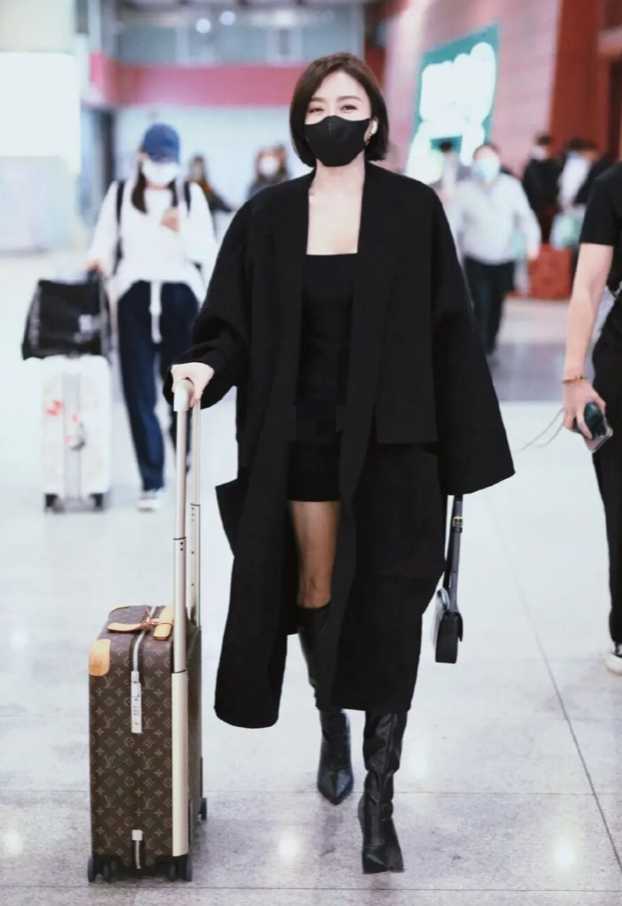 秦岚|秦岚穿吊带短裙走机场!不断扯胸口领子防走光,差点被行李箱绊倒