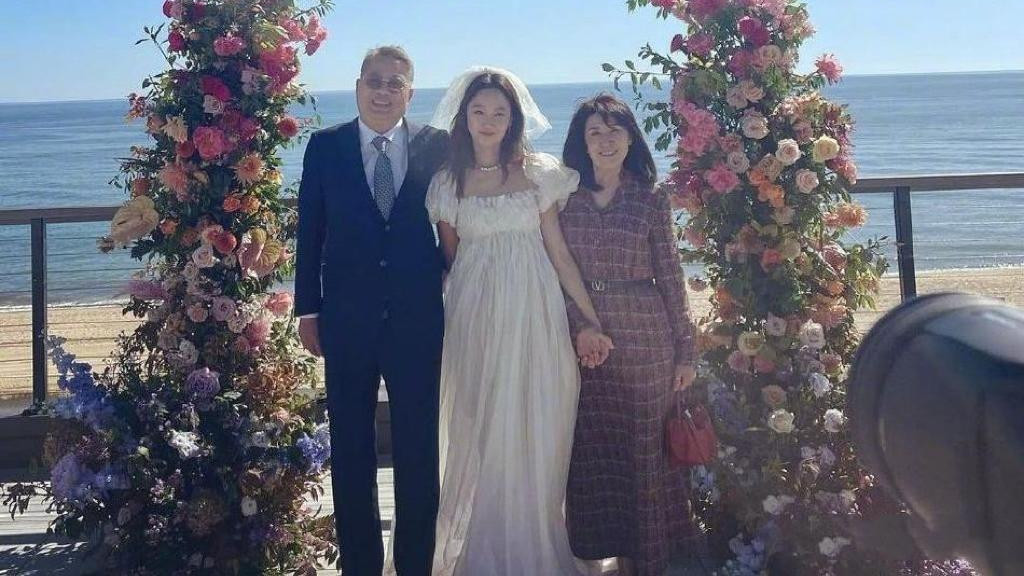 孔晓振|孔晓振终于晒出婚礼正面照，穿婚纱配墨镜又飒又美，父母罕见露面