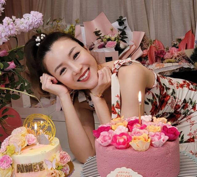 陈茵媺|陈豪携子女为妻子庆生，一家五口十分幸福，网友：好年轻好漂亮