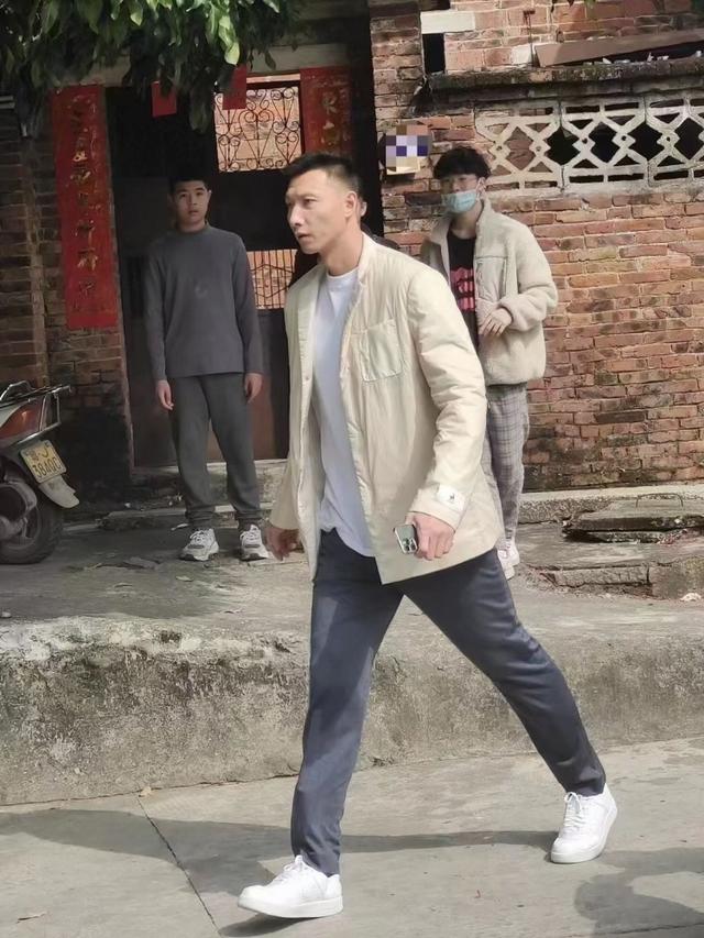 易建联|阿联低调返乡过年!娇妻颜值出众身材傲人,相夫教子放弃模特事业