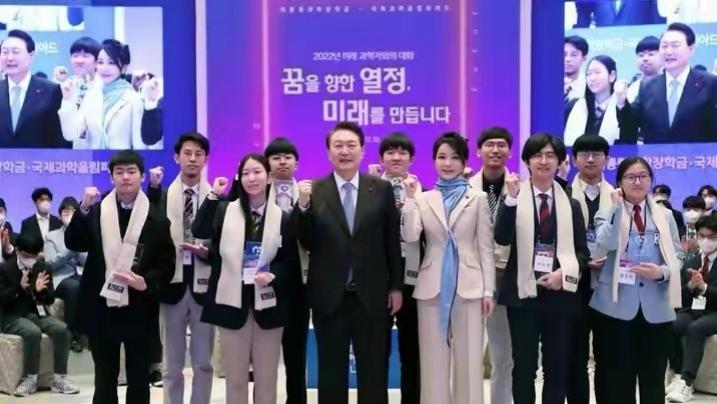 底妆 韩国第一夫人新造型美到我！把头发梳起来后更美艳，太有女人味了