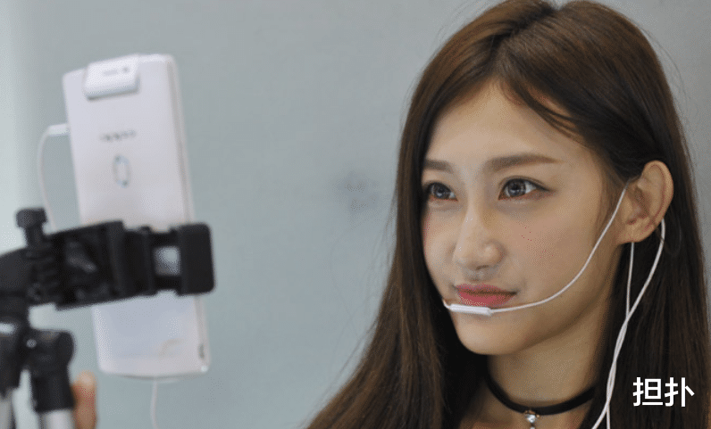 陈岚|向太陈岚下场直播，第一场就卖了3亿，广东夫妇道出直播赚钱真相