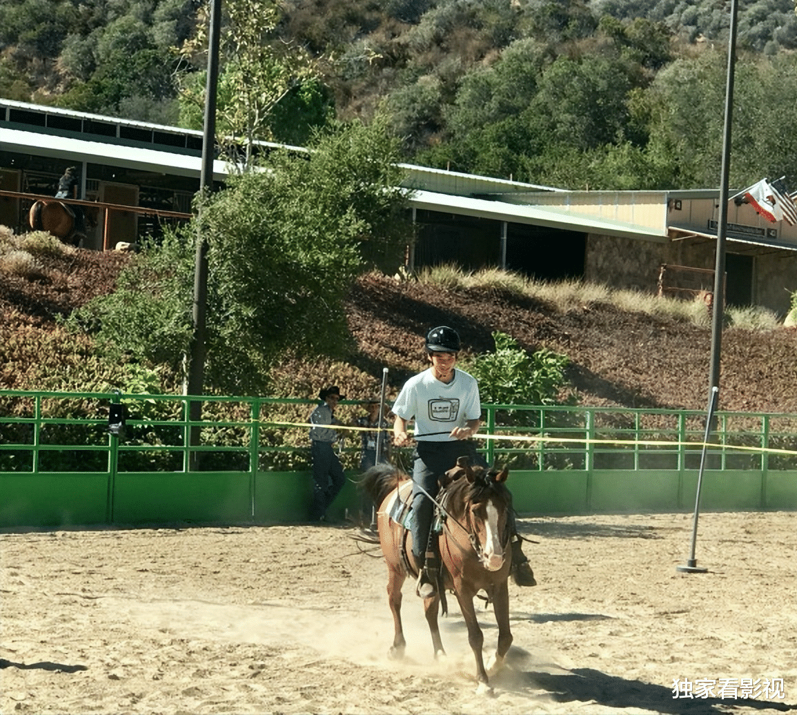 林依轮|林依轮长子大学毕业，和外国女友亲密合照，是名校学霸还自创品牌