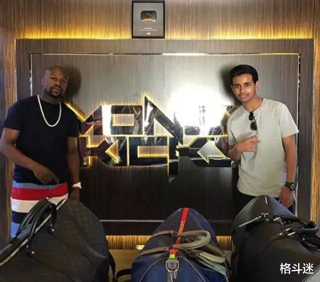 梅威瑟|梅威瑟粉丝跪地不起，让拳王倍感尴尬