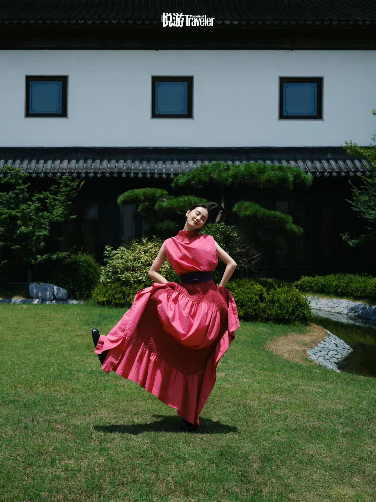 刘诗诗|刘诗诗新大片封神！穿西装戴斗笠站在瀑布下帅成侠女，高级感绝了