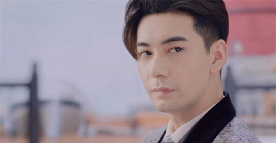 靳东|45岁靳东脱离滤镜出演“法官”，不知扯下多少“浓妆男”的遮羞布