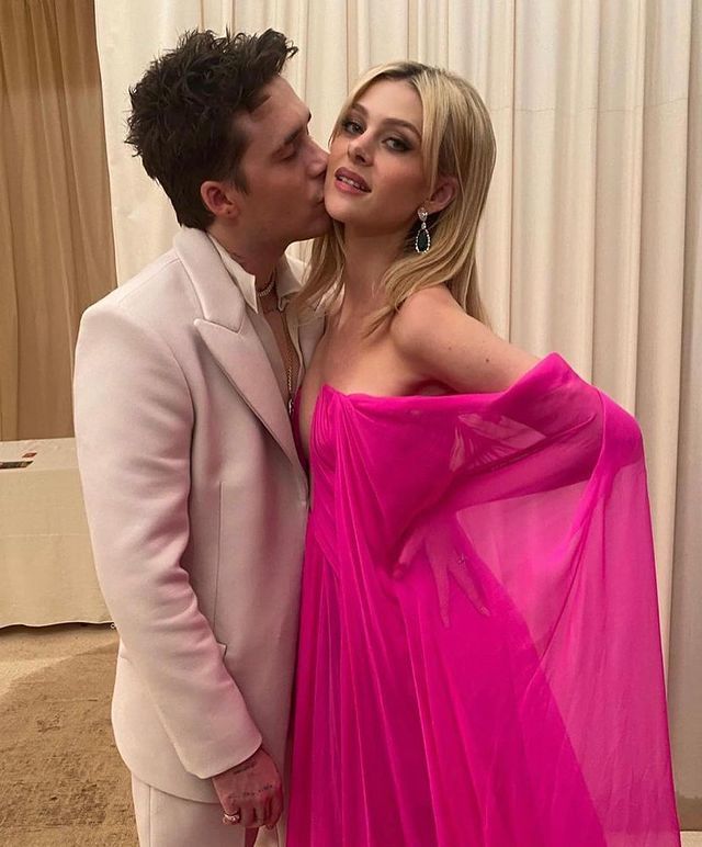 布鲁克林|贝克汉姆儿媳穿薄纱裙惊艳，小4岁丈夫殷勤呵护，当众亲脸宠不够