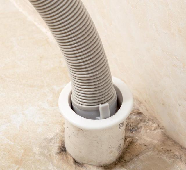 洗衣机排水管不能直接插在地漏里,特别是夏天,问题更多