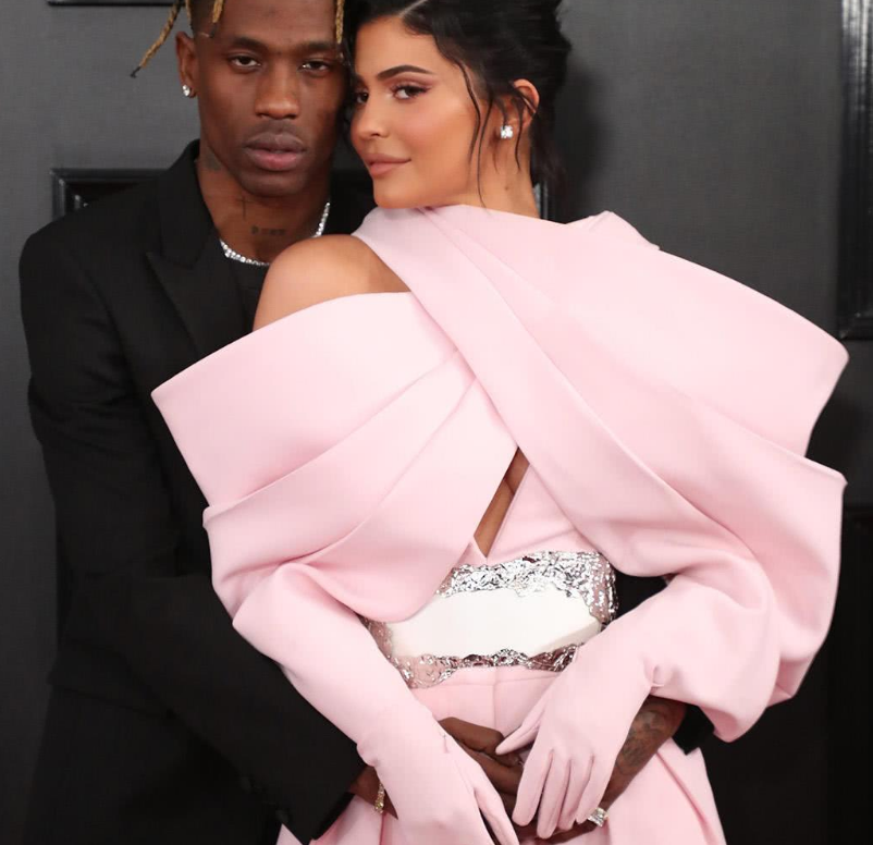 金小妹|卡戴珊的小妹：身家75亿美金，度假晒美背美腿，和黑人男友生俩娃