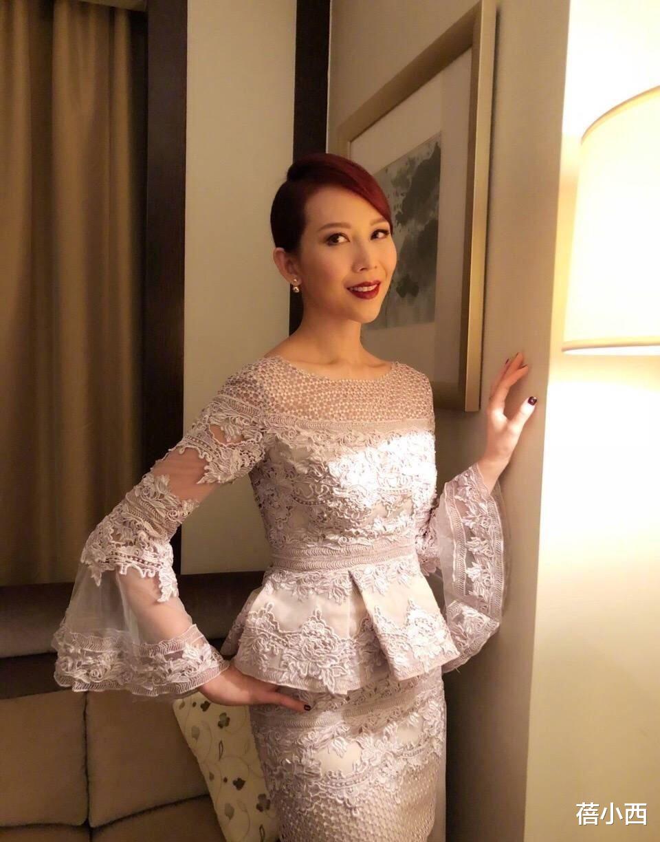 卷发 “蔡少芬”不愧是港姐出身，穿红色西装配高马尾，气场不输超模