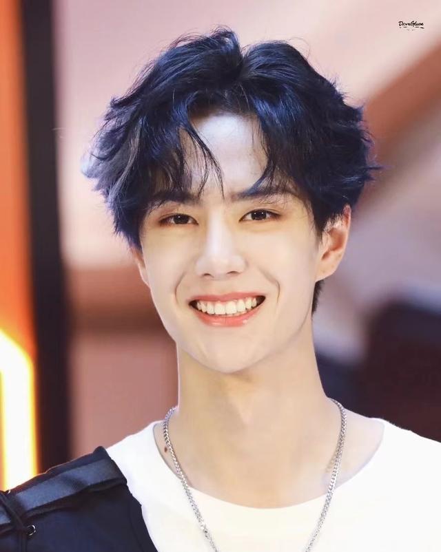 王一博|王一博完美化解舞台危机，“神级”救场太迷人，网友：帅到我心巴