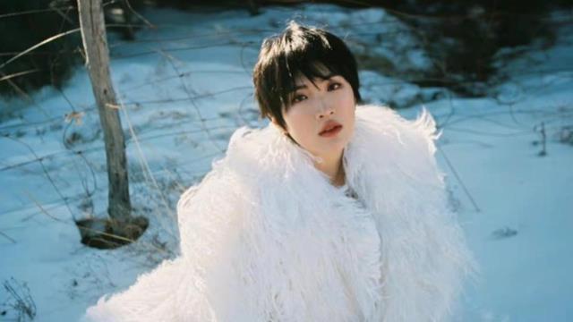 姚安娜|华为公主姚安娜毫无公主病，蹲着记账被抓拍，被网友质疑是伪学霸