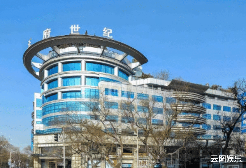 王艳豪宅顶楼看风景,穿2千上衣戴百万名表,48岁皮肤白到发光