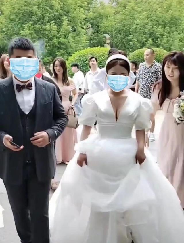 新娘蹲下身体给新郎系鞋带,新郎的举动让人意外,网友:别嫁了