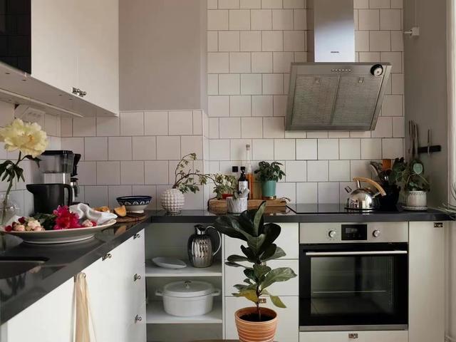 瑞典小姐姐住老破小,布置简单氛围超温馨,一个人过得有滋有味