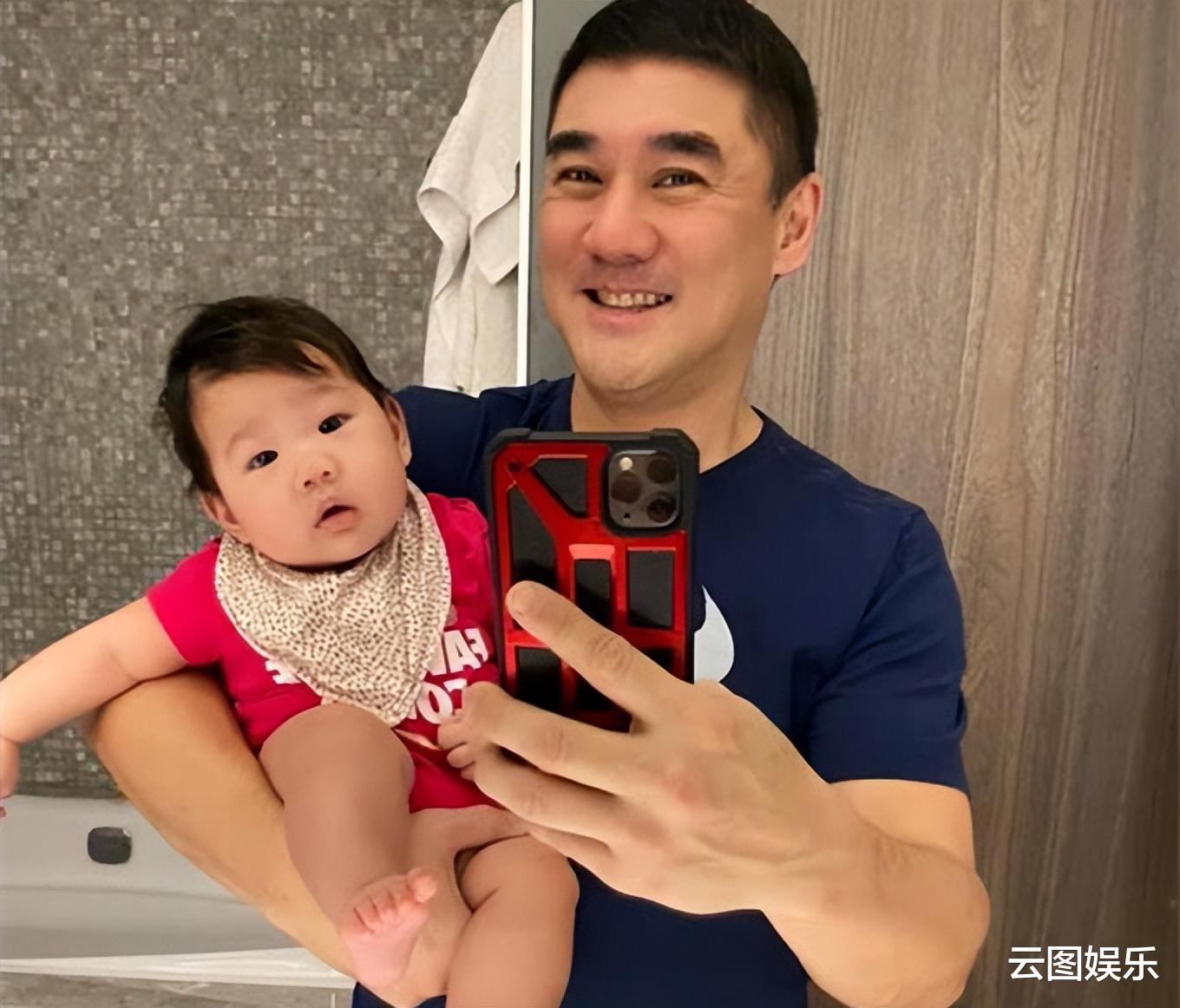 吴大维|56吴大维老来得女很幸福,被画成大花脸仍快乐,2岁女儿可爱像爸